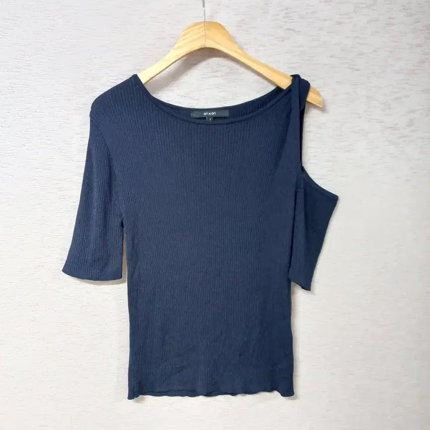 [BUNJANG] On&amp;On Navy Shoulder Slit Knit Top / B4-21/온앤온 어깨트임 네이비 니트티 여성