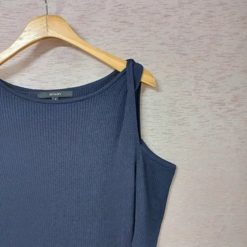 [BUNJANG] On&amp;On Navy Shoulder Slit Knit Top / B4-21/온앤온 어깨트임 네이비 니트티 여성