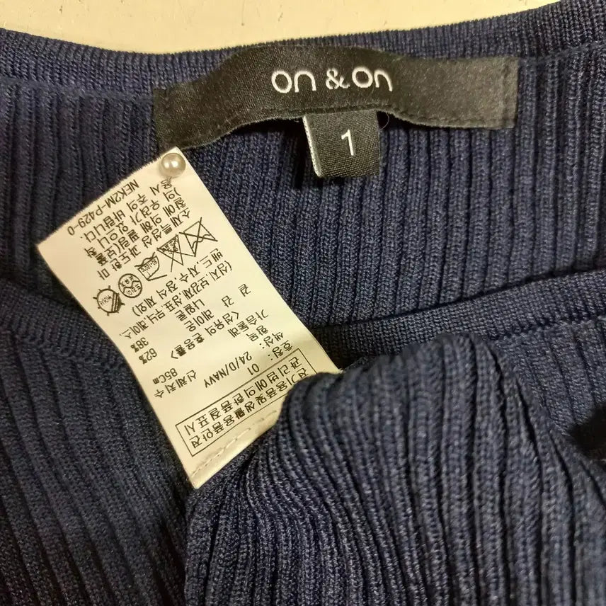 [BUNJANG] On&amp;On Navy Shoulder Slit Knit Top / B4-21/온앤온 어깨트임 네이비 니트티 여성
