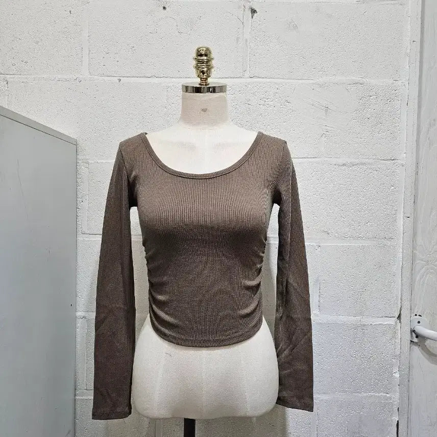 [BUNJANG] U-Hem Cropped Long Sleeve with Side Shirring - Khaki / 밑단u 크롭 옆셔링 긴팔- 카키