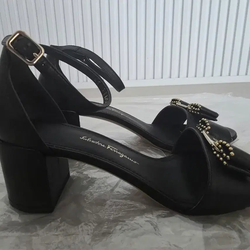 [SOLD OUT] 페라가모 샌들 240 미사용