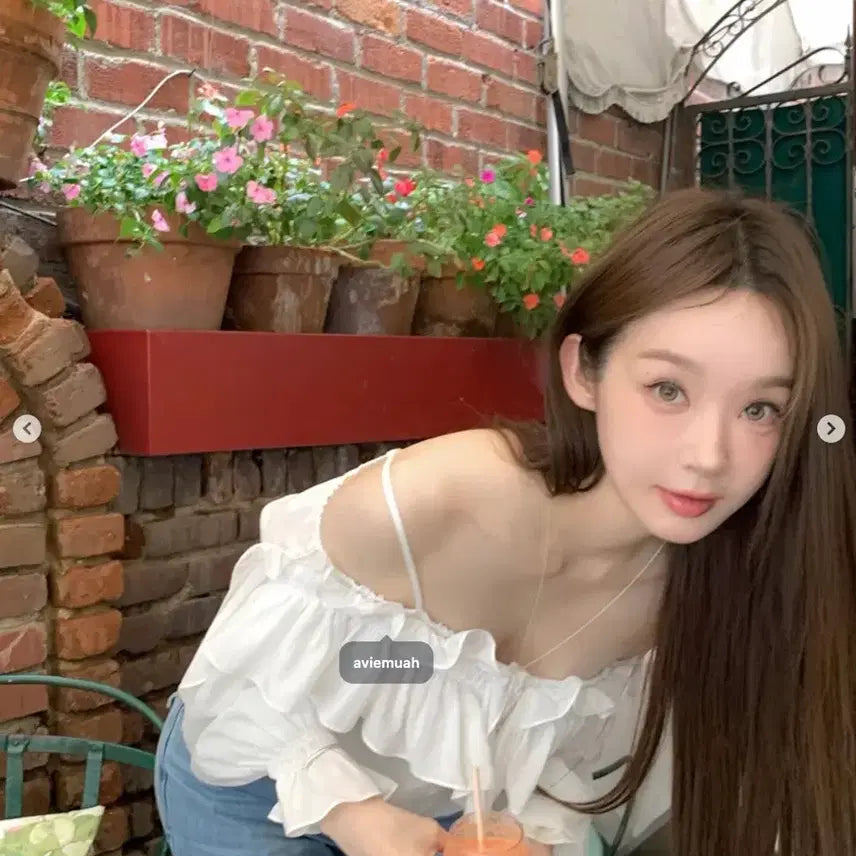 [BUNJANG] Abra-mowa Off-the-shoulder Ruffle Blouse / 아비에무아 오프숄더 러플 블라우스