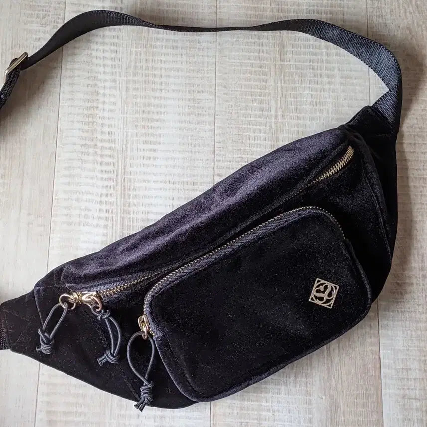 [BUNJANG] Sandro Velvet Waist Bag / 거의 새상품 정품 산드로 벨벳 힙색 벨트백 웨이스트백 크로스백