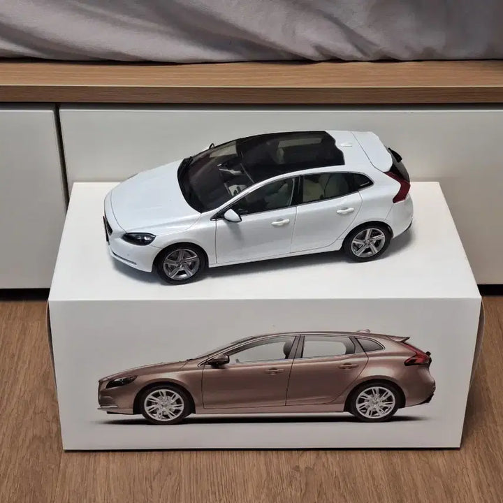 [BUNJANG] Volvo V40 1:18 Scale Diecast Model / 1:18 볼보 v40 모형(다이캐스트)