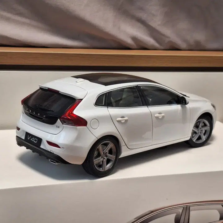 [BUNJANG] Volvo V40 1:18 Scale Diecast Model / 1:18 볼보 v40 모형(다이캐스트)