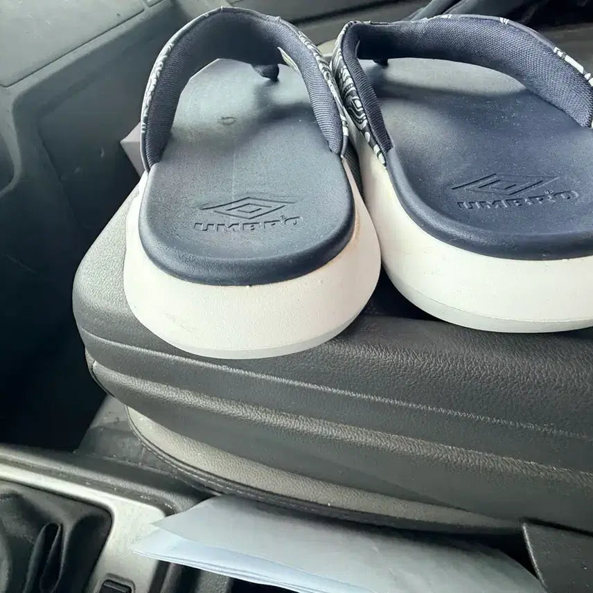 [BUNJANG] Umbro Paisley Navy Flip-Flops (Size 270) / 엄브로 페이즐리 네이비 쪼리 슬리퍼 사이즈270
