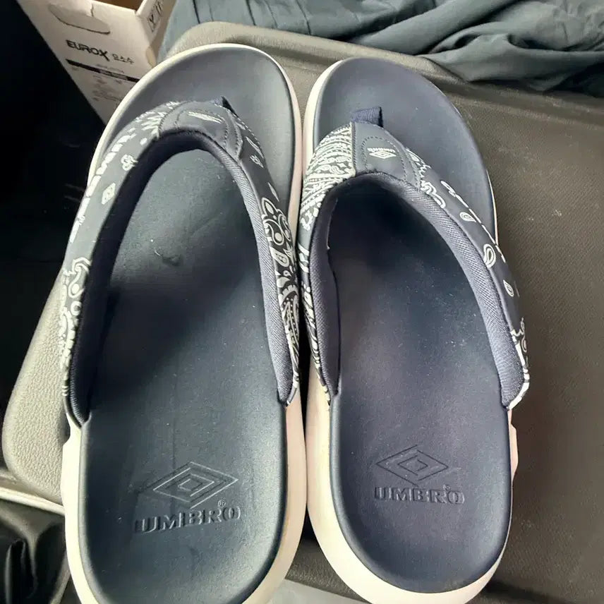 [BUNJANG] Umbro Paisley Navy Flip-Flops (Size 270) / 엄브로 페이즐리 네이비 쪼리 슬리퍼 사이즈270