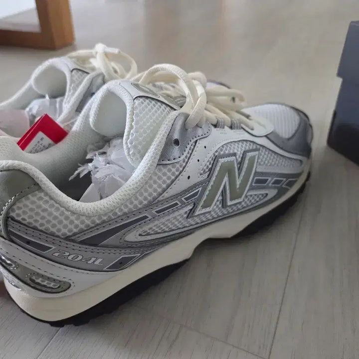 [BUNJANG] New Balance U204LSWB Sneakers / 뉴발란스 u204lswb