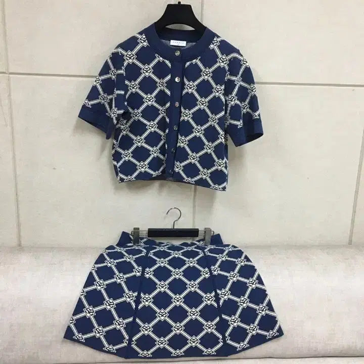 [SOLD OUT] (미사용)산드로 정품 네이비 패턴 크롭 반팔 가디건 스커트 셋업 투피