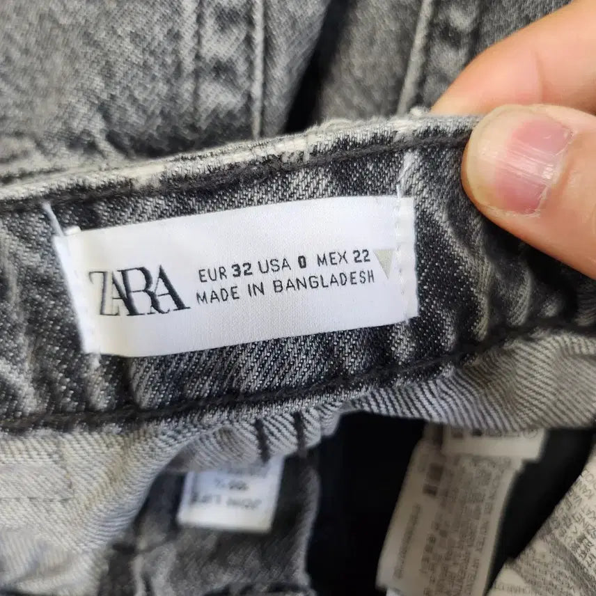 [BUNJANG] ZARA Black Washed Denim Shorts / [23] ZARA 블랙 워싱 데님 숏팬츠