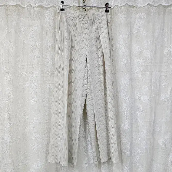 [SOLD OUT] 플리츠 아이보리 세미 랩 팬츠
