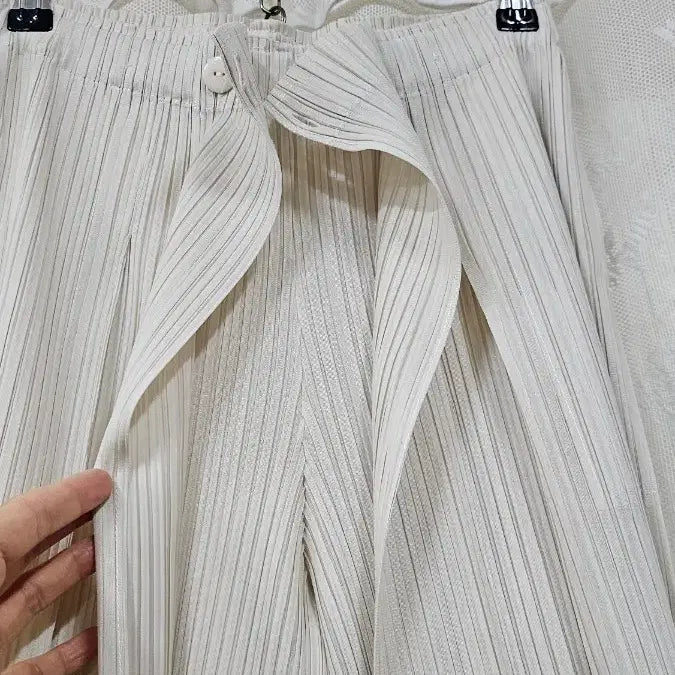[SOLD OUT] 플리츠 아이보리 세미 랩 팬츠