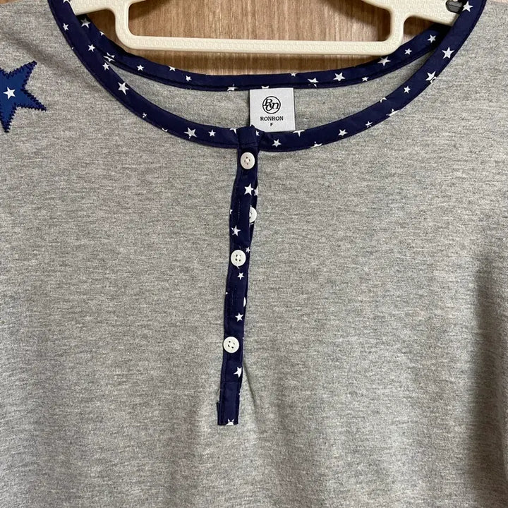 [SOLD OUT] RONRON 론론 스타패치 블로킹 헨리넥 롱슬리브 그레이