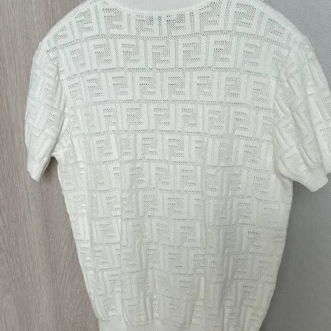 [BUNJANG] White Logo Pattern Knit Top / 화이트 반팔니트