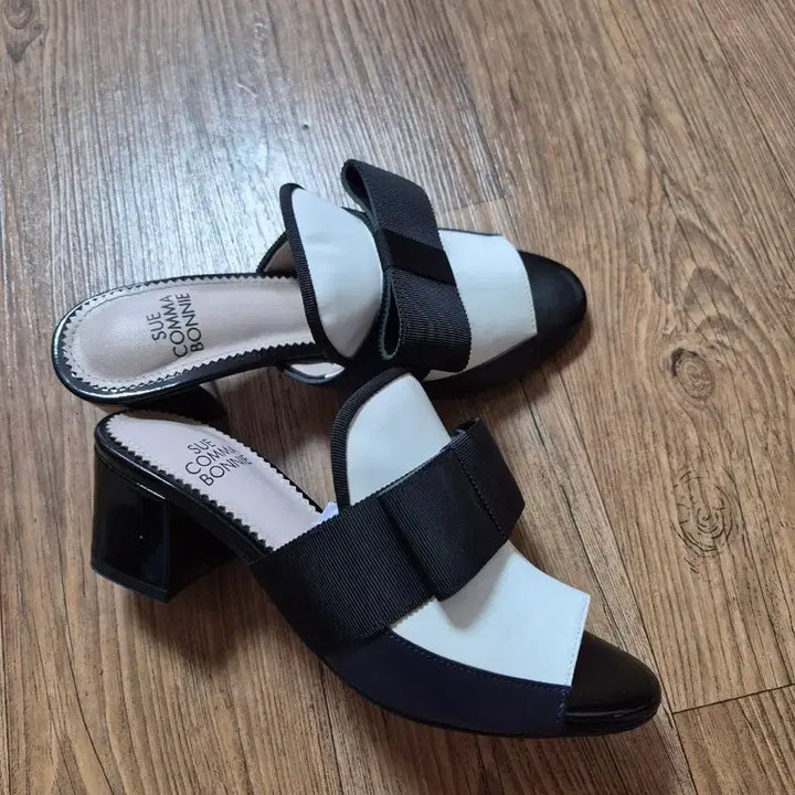 [SOLD OUT] 슈콤마보니 뮬 슬리퍼 (새것)