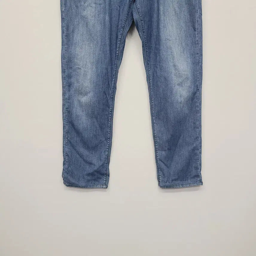[SOLD OUT] (정품) 22 엠포리오 아르마니 에센셜 슬림 데님팬츠 33 (신세계탭)