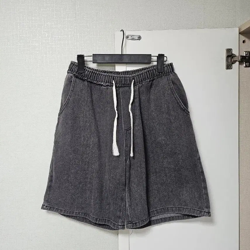 [BUNJANG] Black Denim Shorts (XL/L) - Elastic Waist / 블랙청 반바지 XL?L size? 고무밴딩이라 박시하게 입은거에요