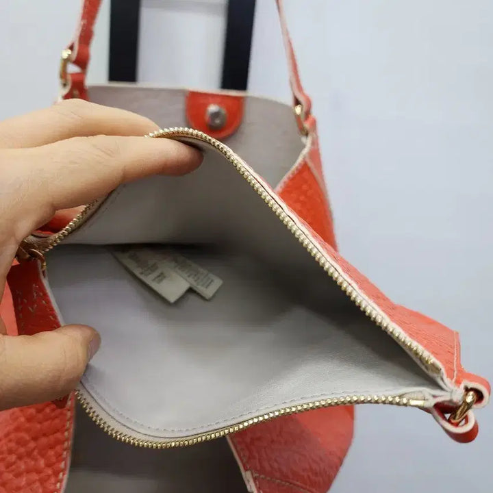 [SOLD OUT] 버버리 엠보 켄터버리 숄더백