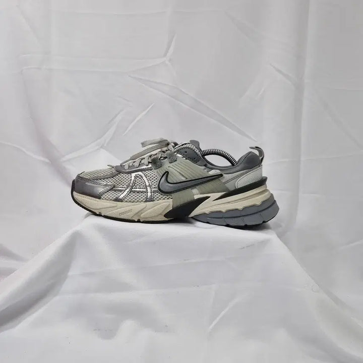[BUNJANG] Nike V2K Run Pure Platinum Wolf Grey Sneakers / 빈티지하서 245 나이키 v2k 런 퓨어 플래티넘 울프 그레이