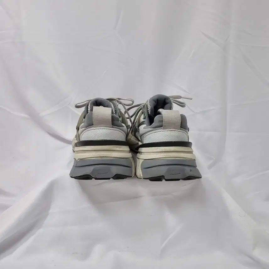 [BUNJANG] Nike V2K Run Pure Platinum Wolf Grey Sneakers / 빈티지하서 245 나이키 v2k 런 퓨어 플래티넘 울프 그레이