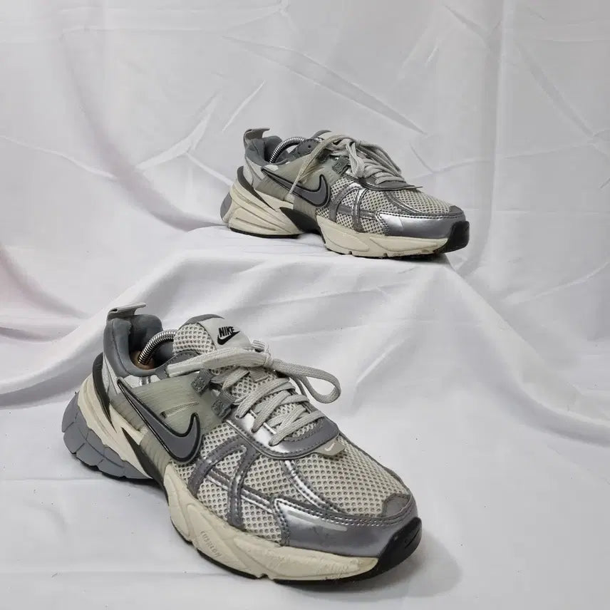 [BUNJANG] Nike V2K Run Pure Platinum Wolf Grey Sneakers / 빈티지하서 245 나이키 v2k 런 퓨어 플래티넘 울프 그레이