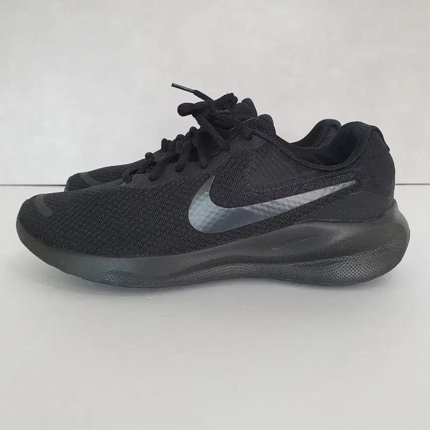[BUNJANG] Nike Revolution 7 All Black (255) / 나이키 레볼루션 7 올 블랙 (255)