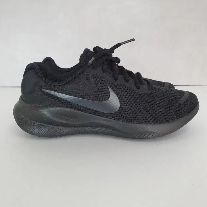 [BUNJANG] Nike Revolution 7 All Black (255) / 나이키 레볼루션 7 올 블랙 (255)