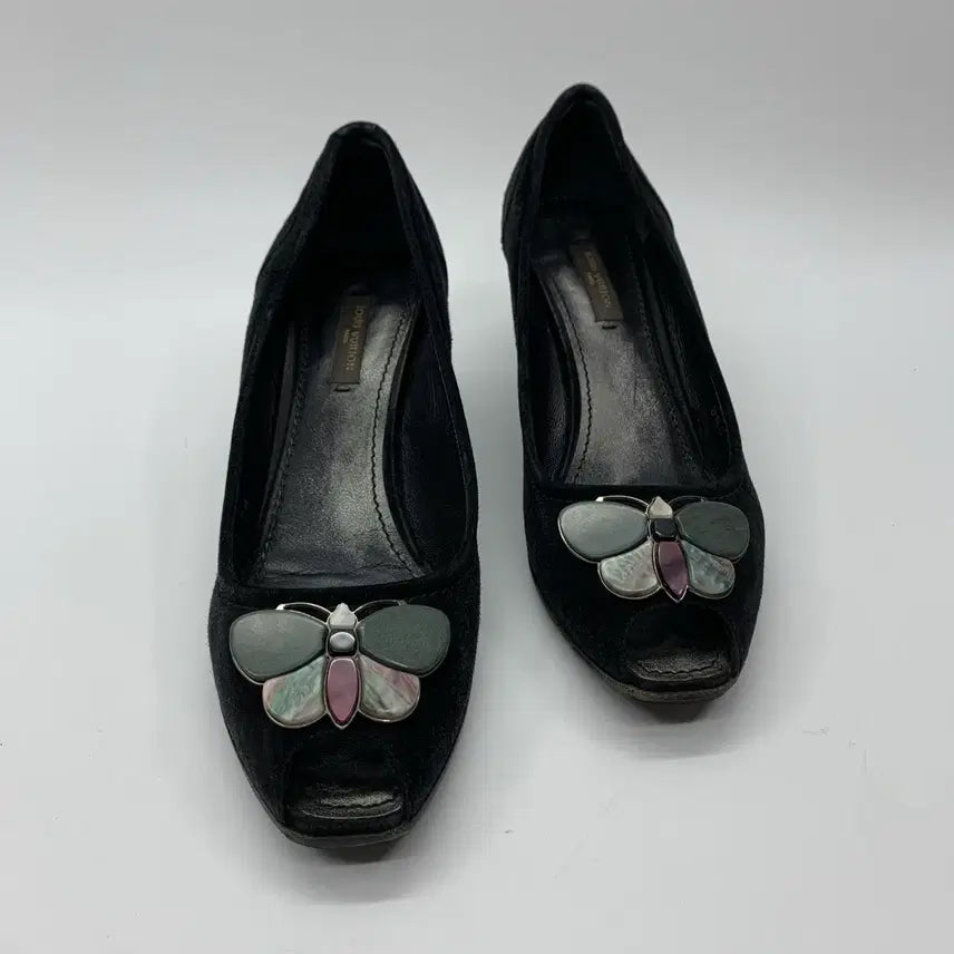[SOLD OUT] 267000997 루이비통 블랙 스웨이드 나비 힐 36.5사이즈