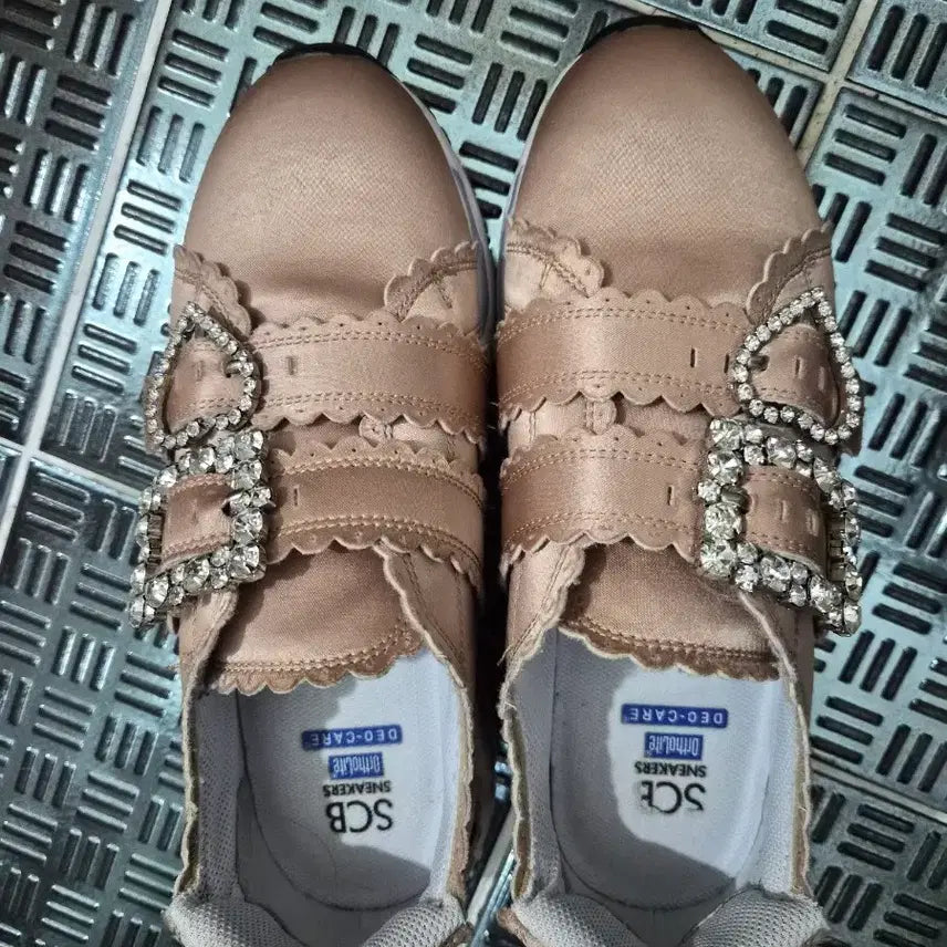 [SOLD OUT] 슈콤마보니 스니커즈235