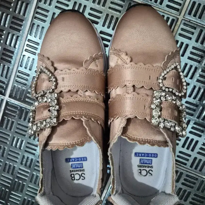 [SOLD OUT] 슈콤마보니 스니커즈235