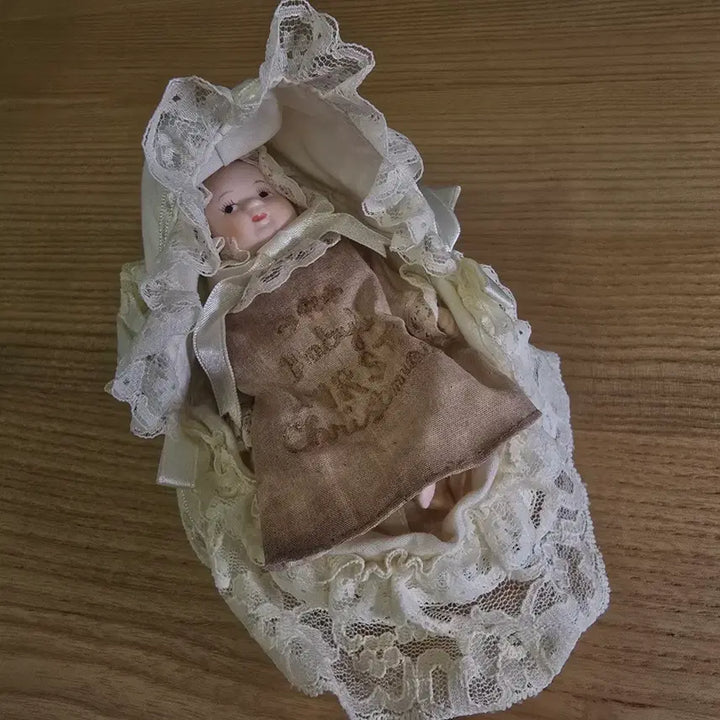 [BUNJANG] Vintage Bisque Doll in Lace Cradle Set / 빈티지 아기 비스크돌 요람 세트