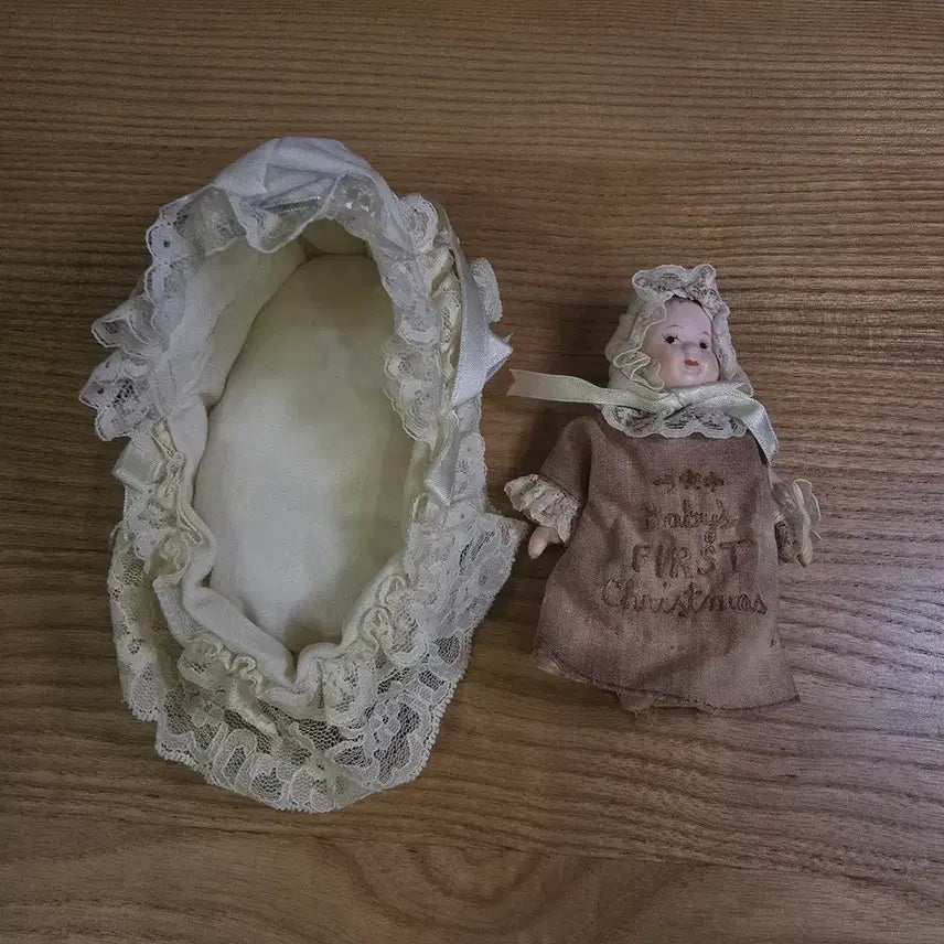 [BUNJANG] Vintage Bisque Doll in Lace Cradle Set / 빈티지 아기 비스크돌 요람 세트