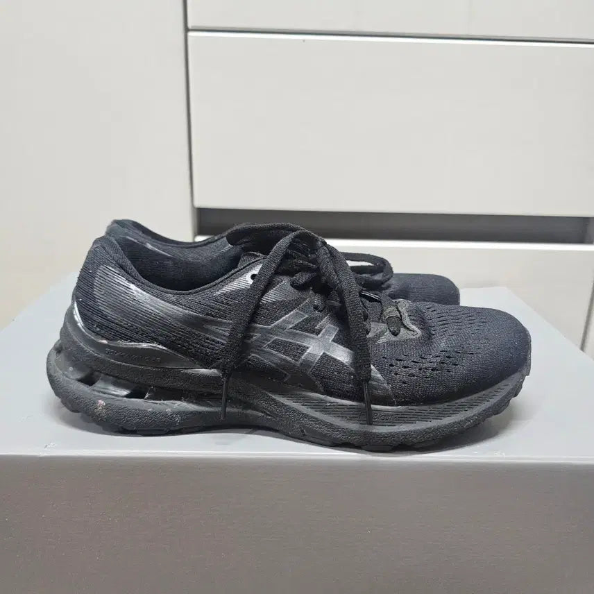 [BUNJANG] Asics Gel-Kayano 28 Black Sneakers / 235아식스 젤카야노 28 블랙 운동화    -850