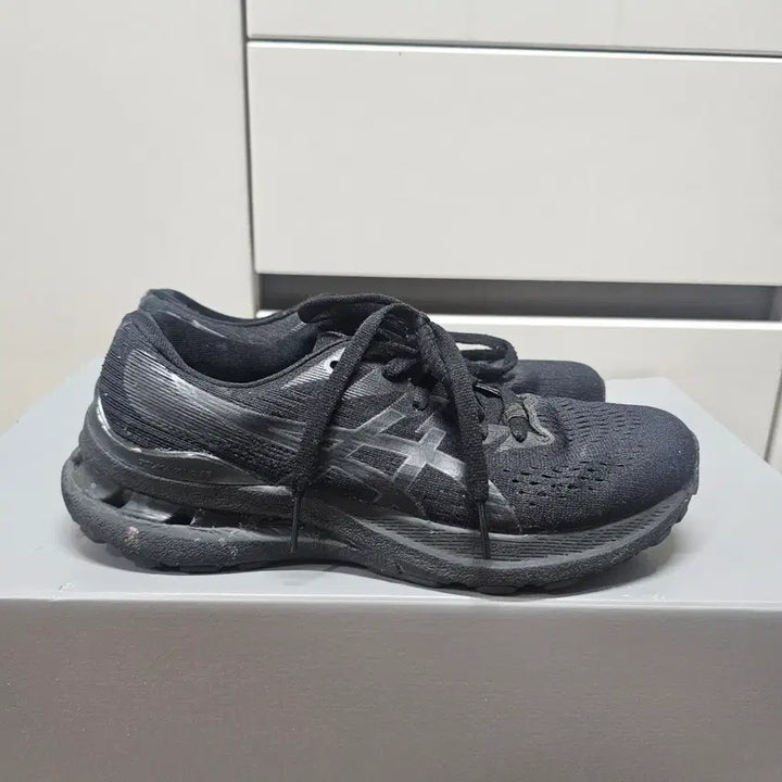 [BUNJANG] Asics Gel-Kayano 28 Black Sneakers / 235아식스 젤카야노 28 블랙 운동화    -850