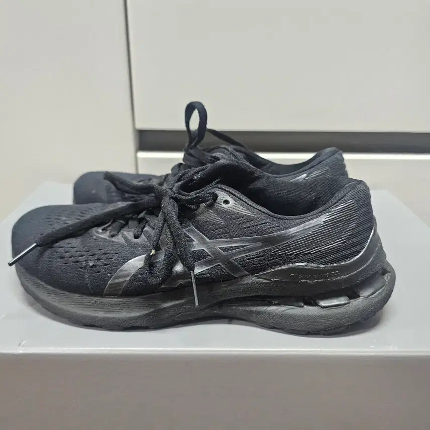 [BUNJANG] Asics Gel-Kayano 28 Black Sneakers / 235아식스 젤카야노 28 블랙 운동화    -850