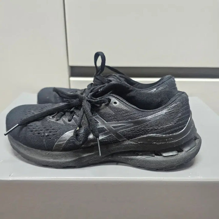 [BUNJANG] Asics Gel-Kayano 28 Black Sneakers / 235아식스 젤카야노 28 블랙 운동화    -850