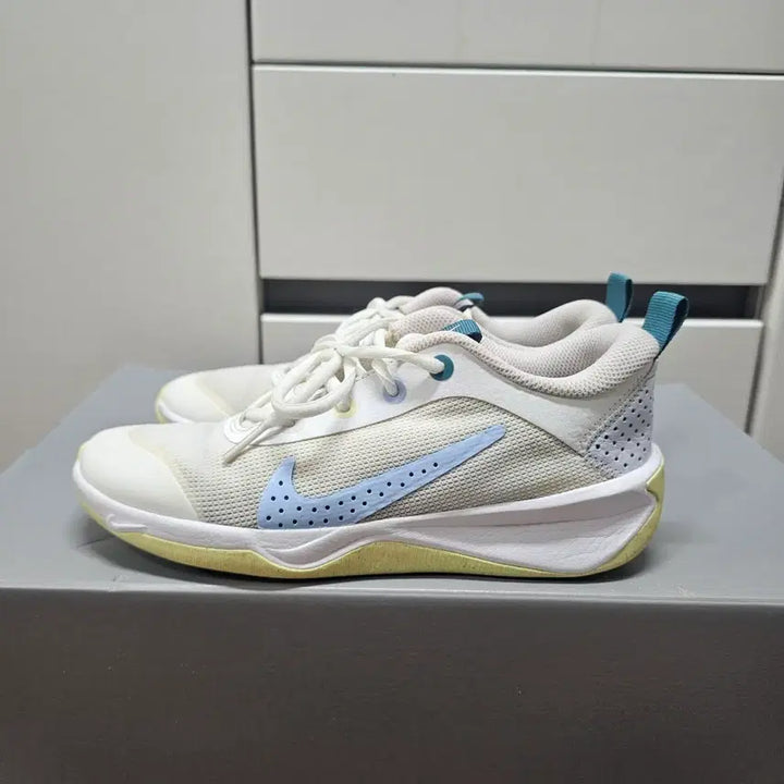 [BUNJANG] Nike Omni Multi-Court White Sneakers / 235나이키  옴니멀티코트 화이트  -852