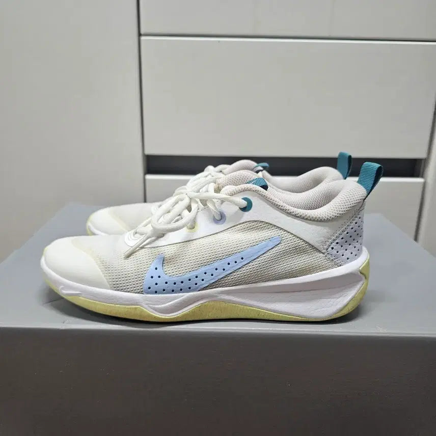 [BUNJANG] Nike Omni Multi-Court White Sneakers / 235나이키  옴니멀티코트 화이트  -852