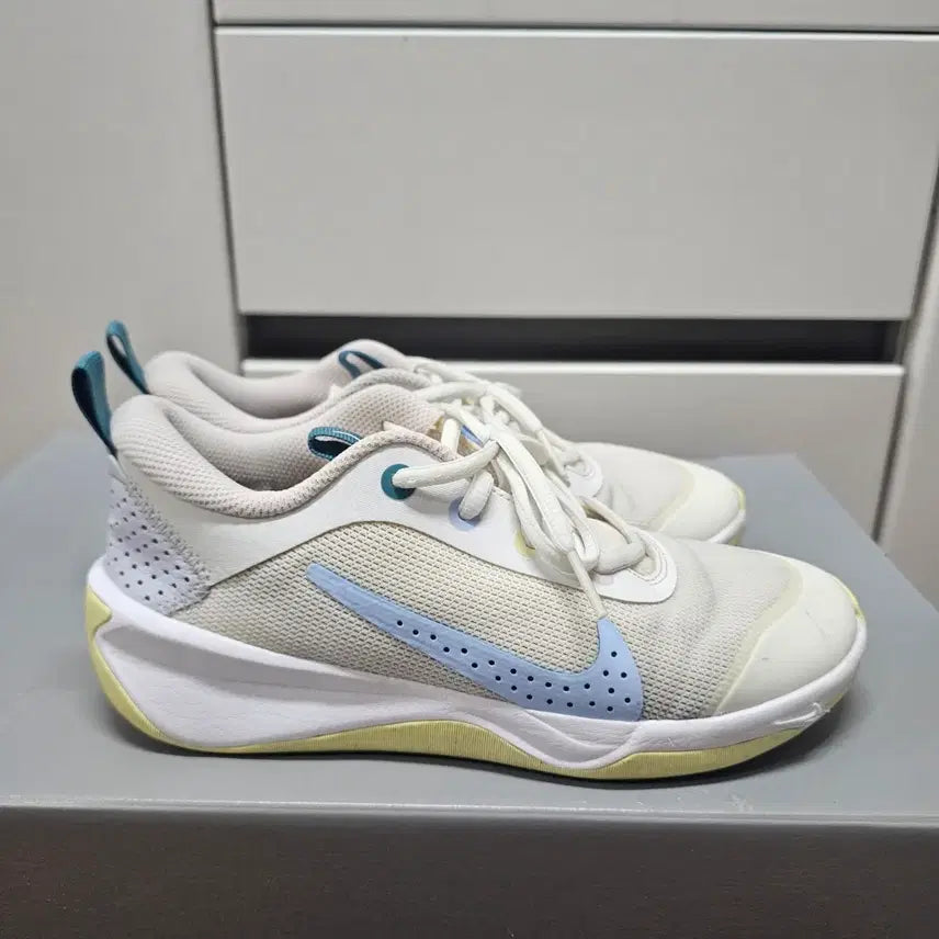 [BUNJANG] Nike Omni Multi-Court White Sneakers / 235나이키  옴니멀티코트 화이트  -852