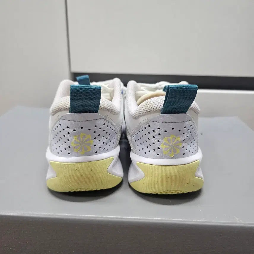 [BUNJANG] Nike Omni Multi-Court White Sneakers / 235나이키  옴니멀티코트 화이트  -852