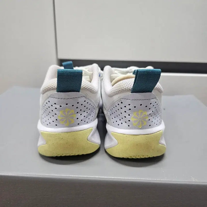 [BUNJANG] Nike Omni Multi-Court White Sneakers / 235나이키  옴니멀티코트 화이트  -852