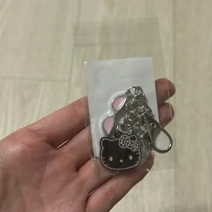 [BUNJANG] WAKEMAKE Hello Kitty Charm Keychain / 새상품) 웨이크메이크 헬로키티 참키링