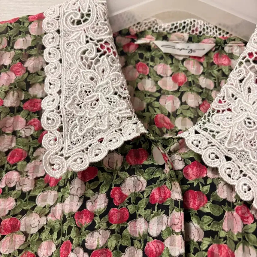 [BUNJANG] Tulip Pattern Lace Detail Blouse / 튤립블라우스