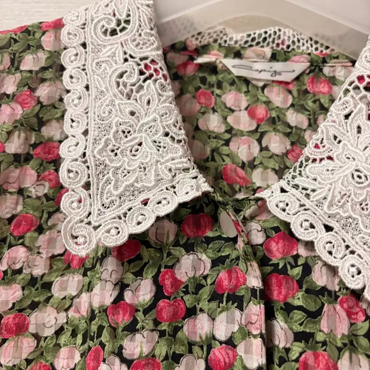 [BUNJANG] Tulip Pattern Lace Detail Blouse / 튤립블라우스