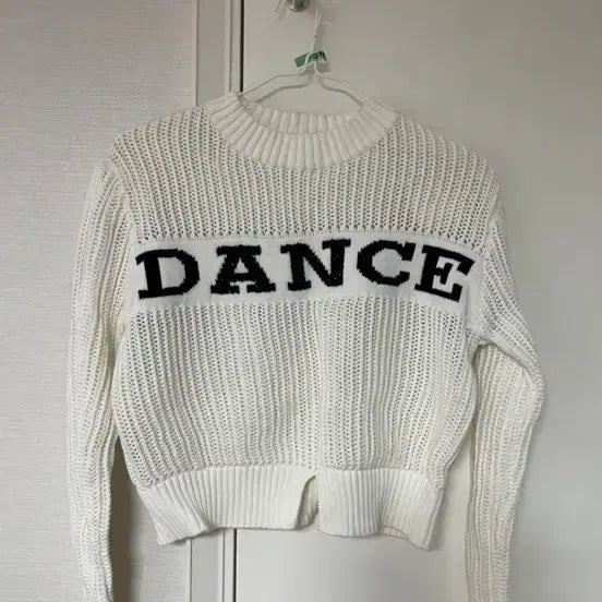 [SOLD OUT] 화이트 DANCE 니트 스웨터
