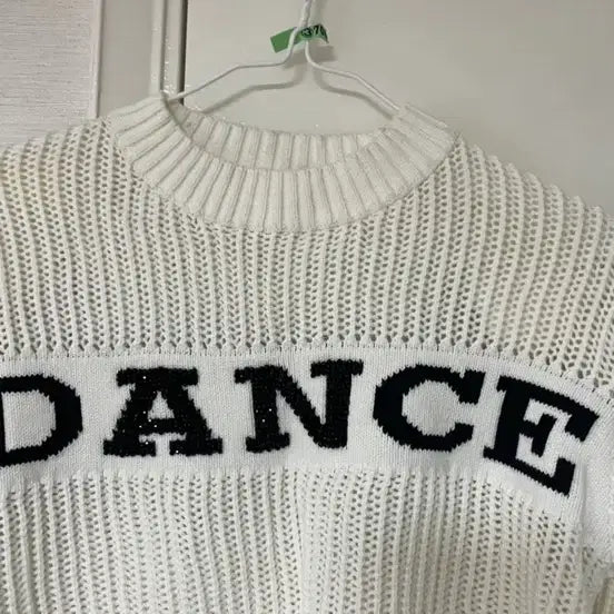 [SOLD OUT] 화이트 DANCE 니트 스웨터