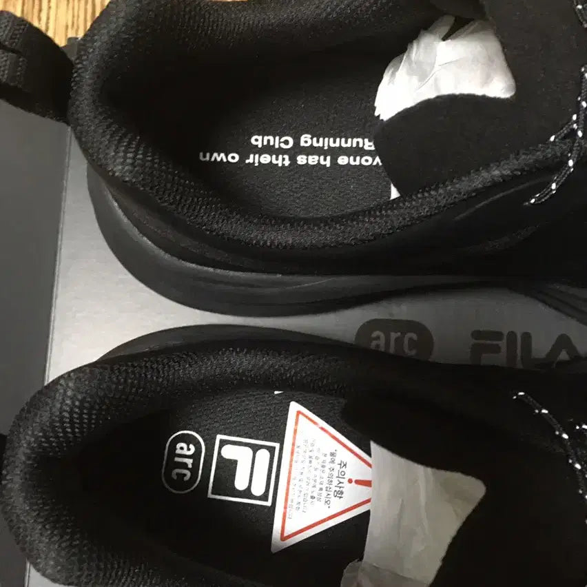[SOLD OUT] FILA x ARC FLOAT TR9 2.0 블랙 판매합니다