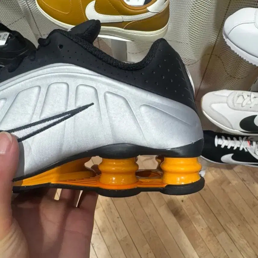 [SOLD OUT] 나이키 쇼크스 흰검 오렌지 운동화240