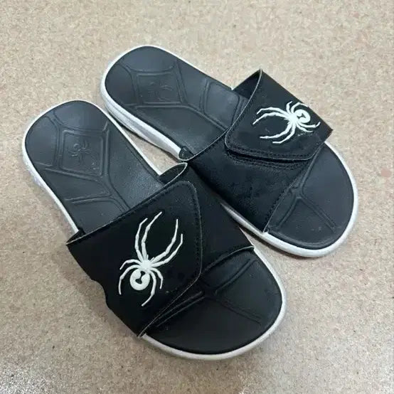 [SOLD OUT] 스파이더 슬리퍼 블랙