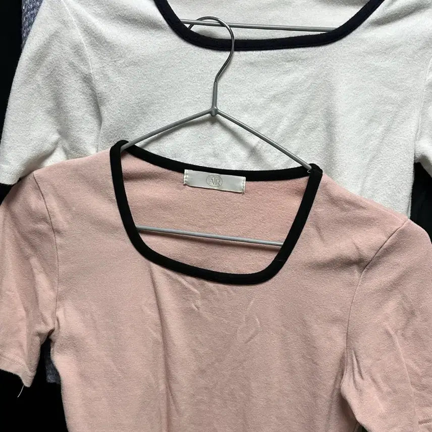 [SOLD OUT] 아뜨랑스 자체제작 고퀄 배색 스퀘어넥 라벨 포인트 티셔츠 일괄